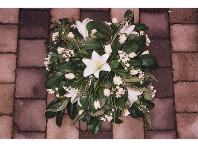 Bloemstuk met lichtroze en witte bloemen