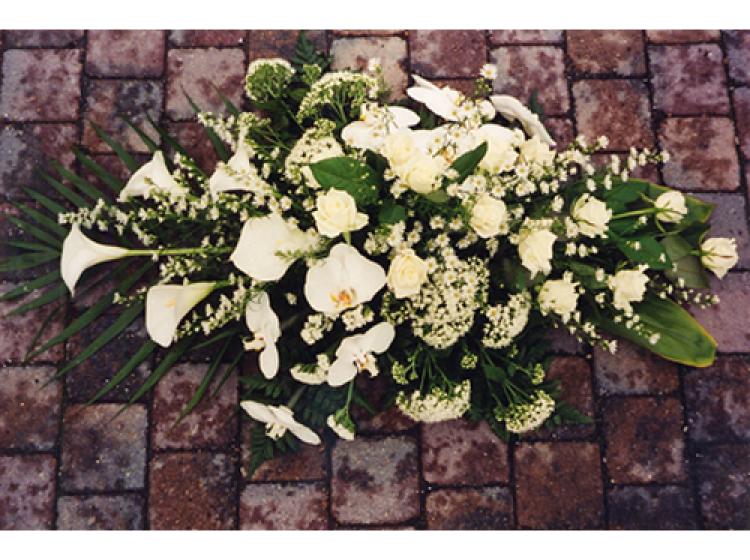 Bloemstuk met verschillende soorten witte bloemen