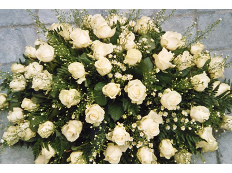 Bloemstuk met witte rozen