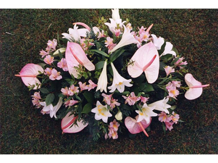 Bloemstuk met grote en kleine roze bloemen