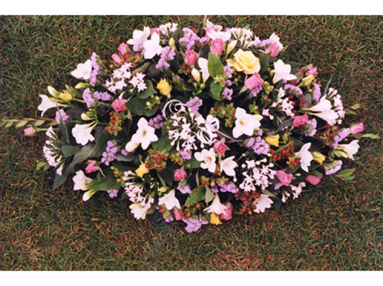 Bloemstuk met bloemen met verschillende kleuren