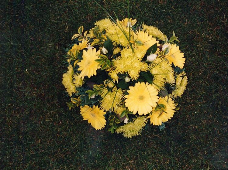 Bloemstuk met grote gele bloemen