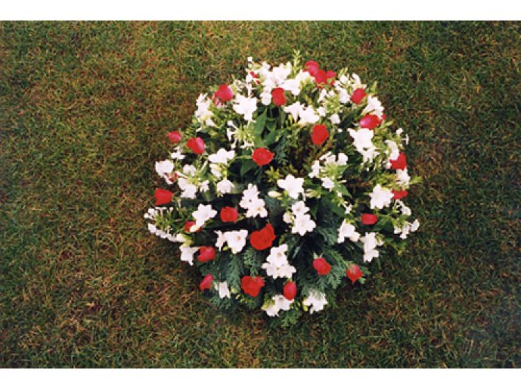 Bloemstuk met witte en rode bloemen