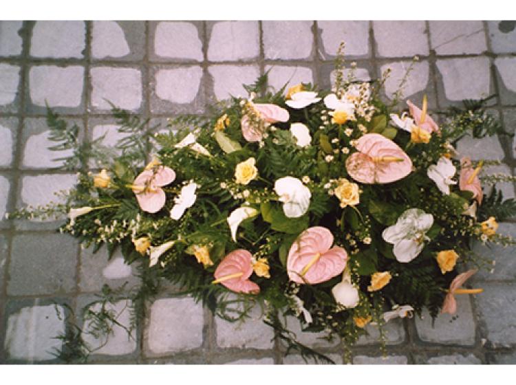 Bloemstuk met roze gele en witte bloemen