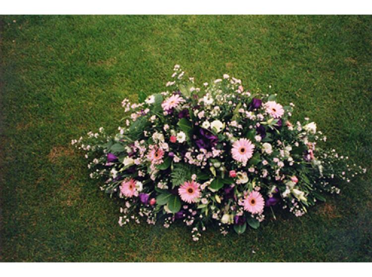 Bloemstuk met grote roze bloemen en kleinere witte en roze bloemetjes