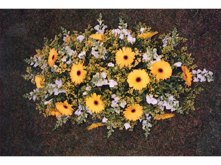 Bloemstuk met gele bloemen en witte bloemetjes