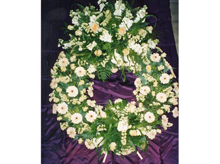 Bloemstuk krans met groen en witte bloemen