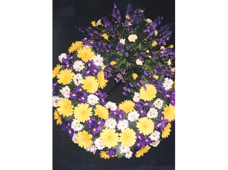 Krans gele en paarse bloemen