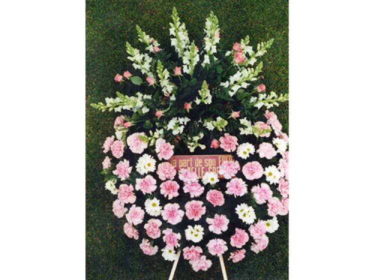 Bloemstuk krans met roze en witte bloemen