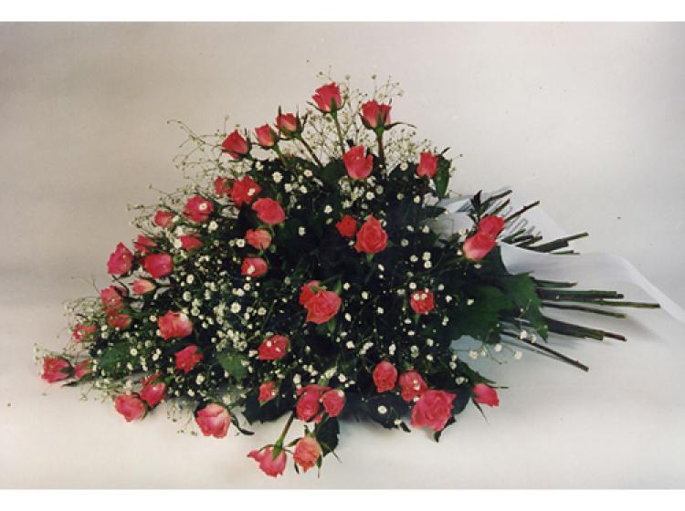Bloemstuk met rode rozen en witte kleine bloemetjes