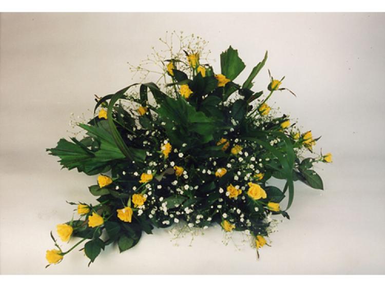 Bloemstuk met gele rozen en witte bloemetjes