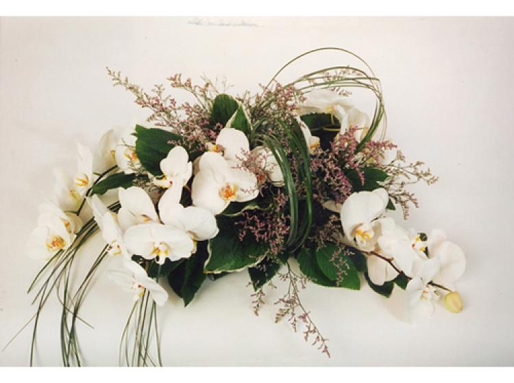 Bloemstuk met grote witte bloemen