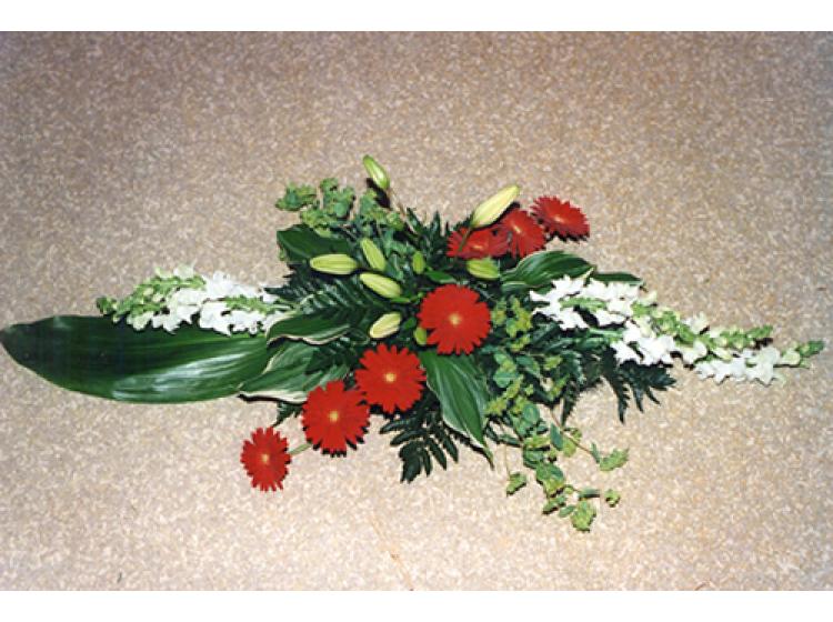 Bloemstuk met rode en witte bloemen