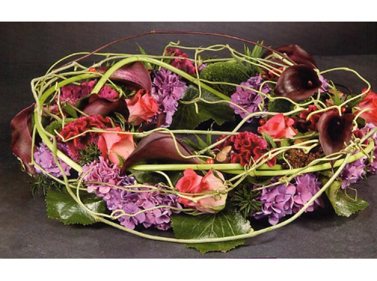 Bloemstuk met paarse en rode bloemen