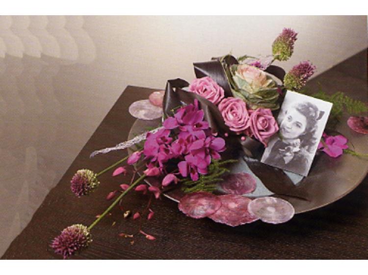 Paars roze bloemstuk met foto