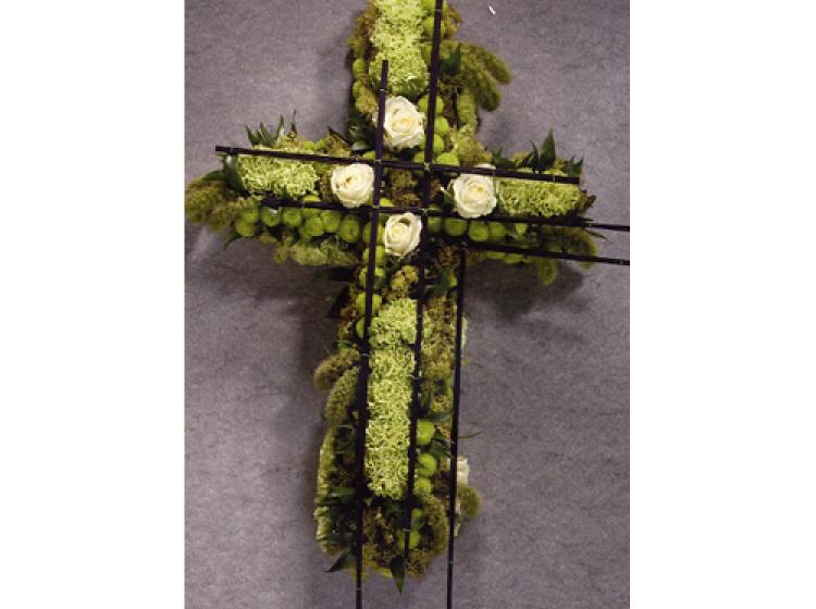Bloemstuk groen kruis met 4 witte rozen