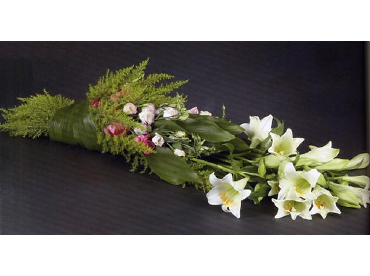 Bloemstuk met witte en roze bloemen