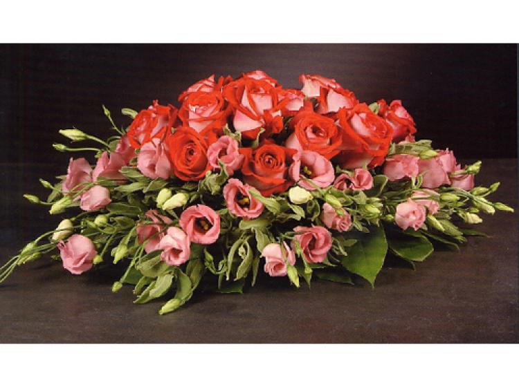 Bloemstuk met roze en rode rozen