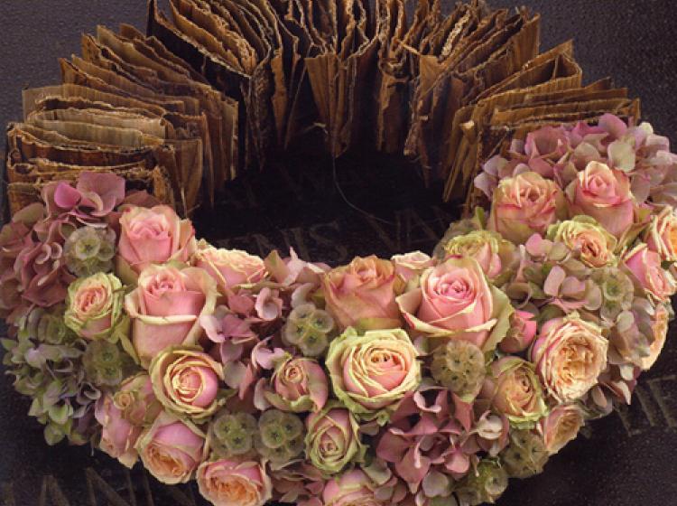 Bloemstuk met roze rozen en hout