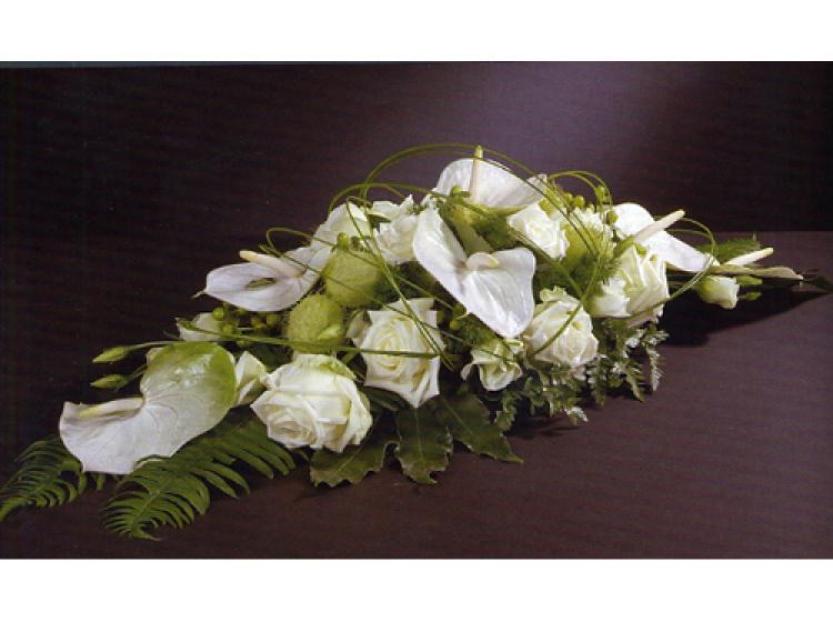 Lang bloemstuk met witte rozen en anthurium